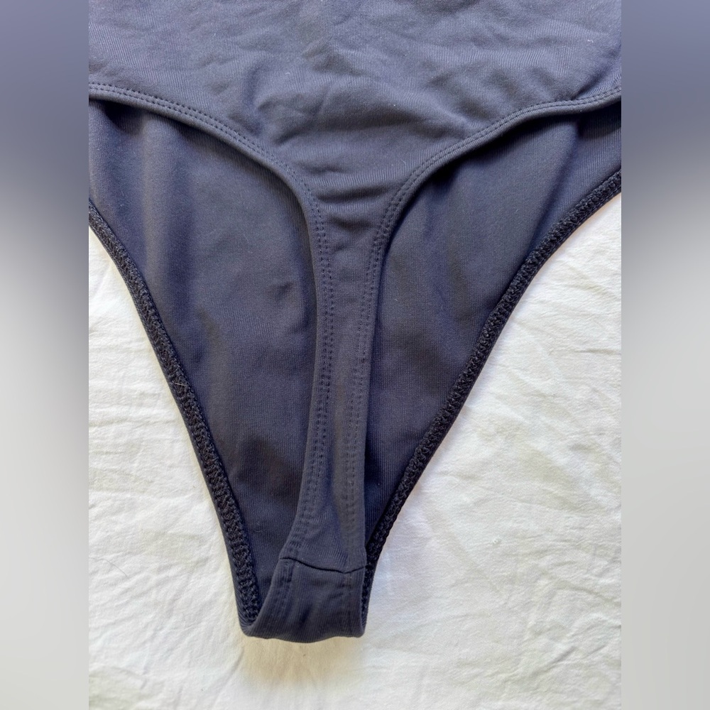 ⭐️Aritzia Babaton Casual Contour Squareneck Soft Thong Bodysuit Black Size Lg⭐️ - Picture 5 of 12